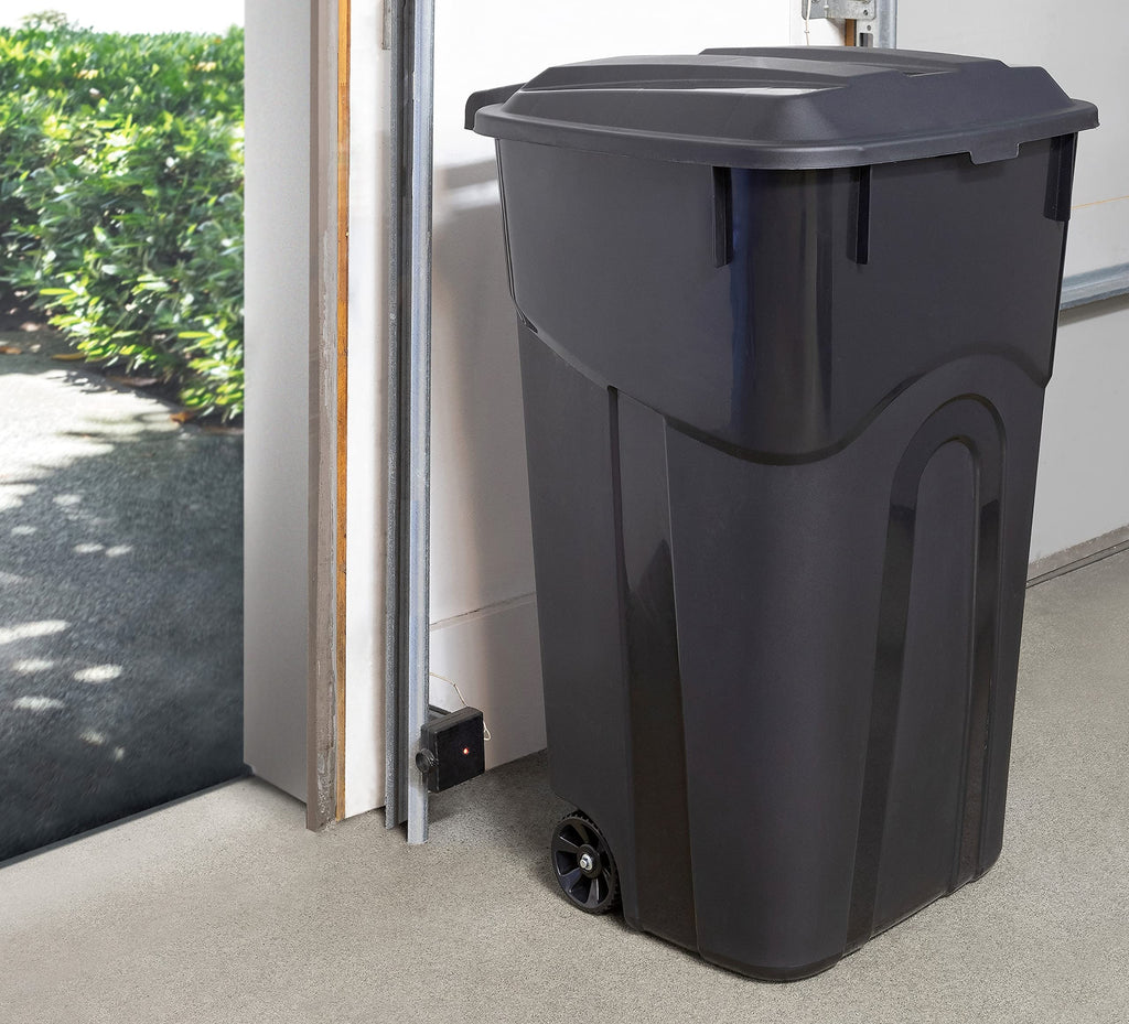 32 Gallon Black Wheeled Outdoor Garbage Can with Snap Lock Lid, 2 Pack R713502